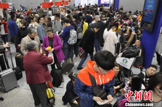 成都机场遭遇雷暴天气 致8000余名旅客滞留