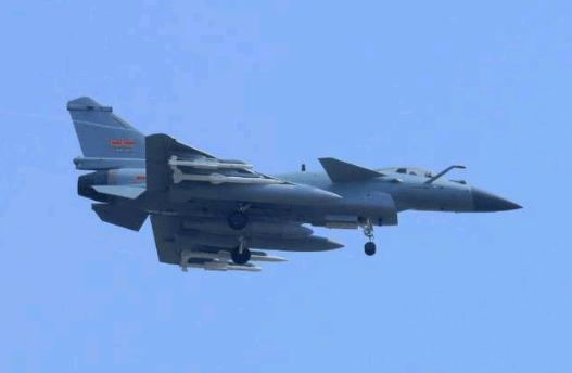 强军: 《奋飞在春天》歼16挂载多种导弹画面曝