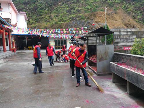 崇义志愿者谢文淦携手众多小义工走进崇义东林