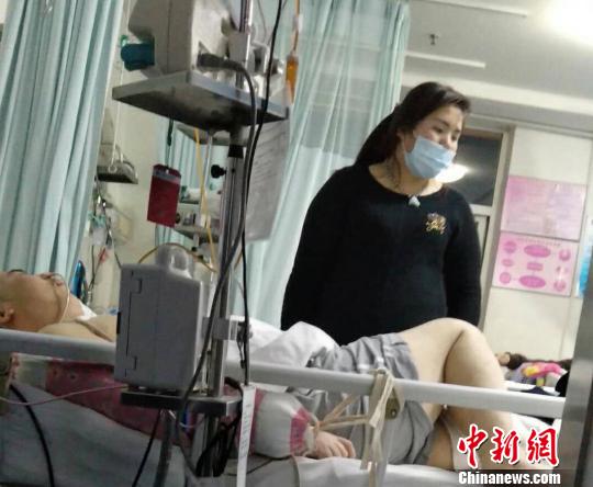 男子楼梯坠下昏迷 百度热搜