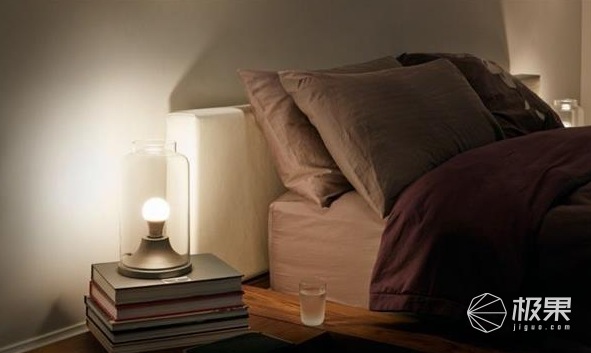 这款床头智能灯 可吸手机蓝光助睡眠