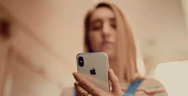 快无敌！iPhone X创意新广告：美女小姐姐解锁万物