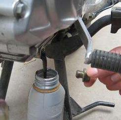 摩托车不会换机油?修理师傅教你这样做,自己动