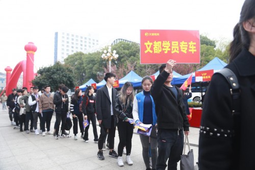 2019年全国总人口数_岛内人口死亡交叉来临2019年起出生数恐不及死亡数(2)