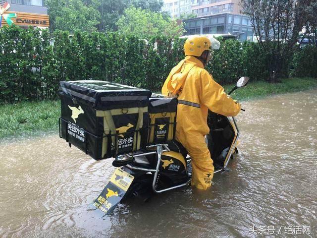 外卖小哥被限速背后:1年违章3次要失业,曾有人