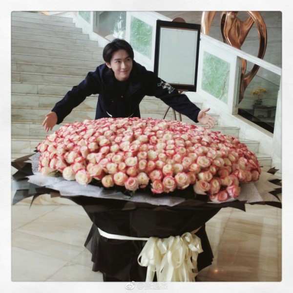 张逸杰遭土豪粉丝示爱 匿名送巨型玫瑰花束