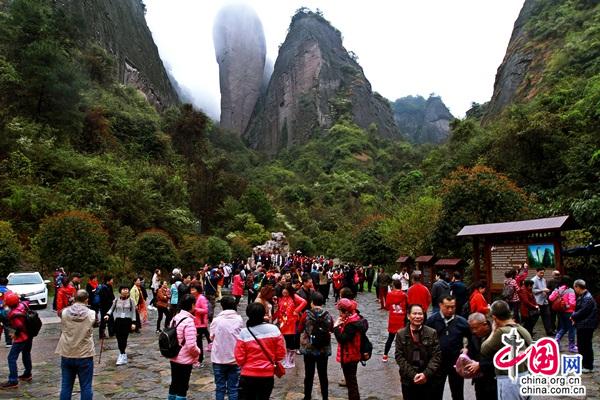 广东千人专列旅游团畅游崀山 浪漫花海惹人醉