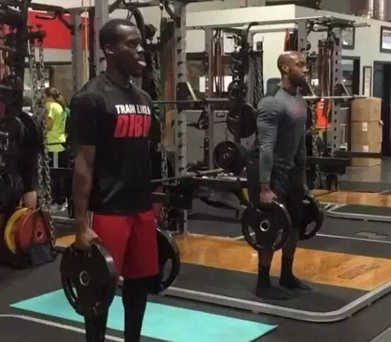 爆发力训练动作推荐:杠铃片深蹲跳