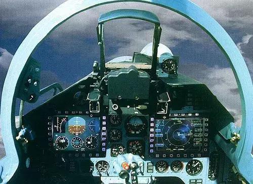 中国歼16战斗机座舱首次曝光,大型液晶显示器