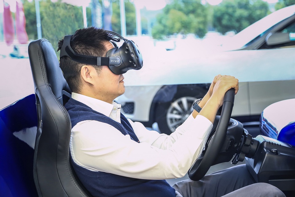 客户正在体验智慧门店VR模拟赛车.jpg