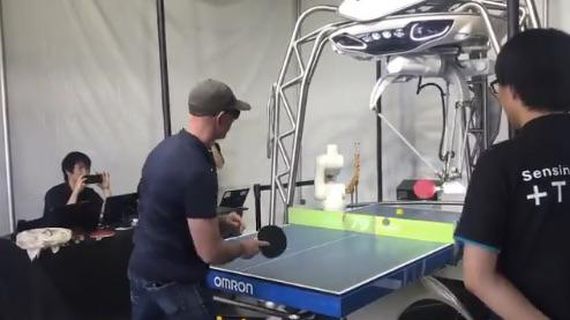 世界首富杰夫·贝佐斯大玩科技跟机器人打起乒乓