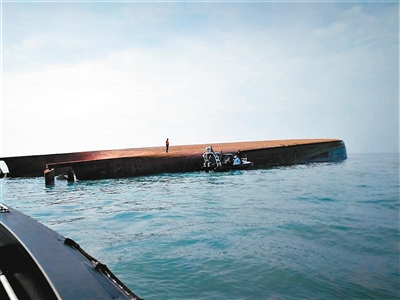载16名中国船员挖沙船 在马来西亚附近海域倾覆