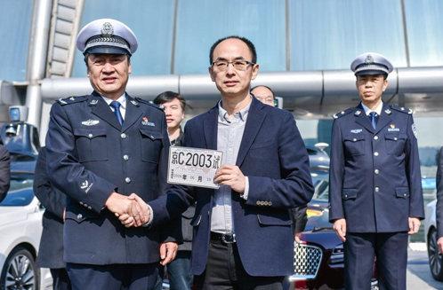 (北京市公安局公安交通管理局车辆管理所副所长刘宝森向百度授予自动驾驶测试号牌)