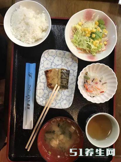 实拍日本公务员豪华食堂午餐普遍年收入高达近40万人民币