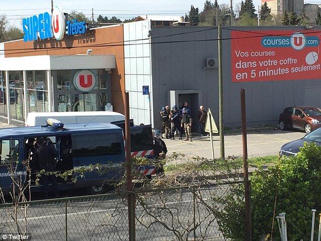 法国发生枪击案有人质被劫持 劫持者或与IS有关