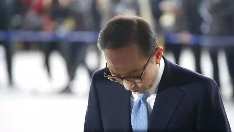 韩国前总统李明博被捕，难逃“青瓦台魔咒”