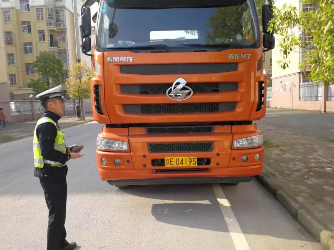 一辆车牌为赣e04195的大型货车停在大道支线上,占据了半边车道,严重