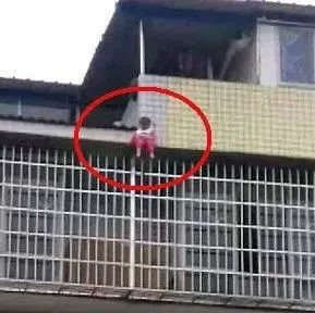 3岁娃坐阳台外随时会坠落 所幸被这个动作救了一命