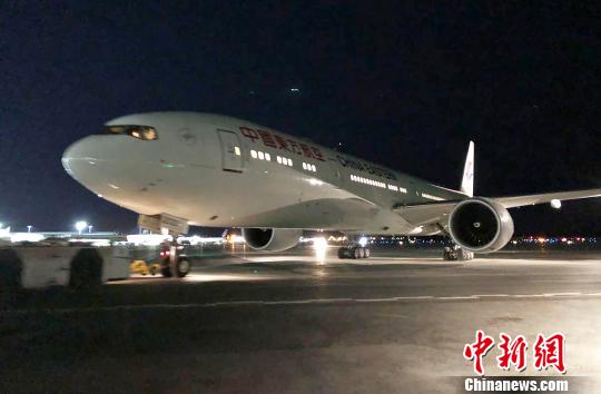 东航从上海飞往纽约的MU587航班备降安克雷奇机场。　殷立勤摄
