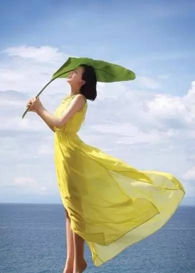 这条小黄裙,今年火了,刘诗诗结婚都穿了两次!