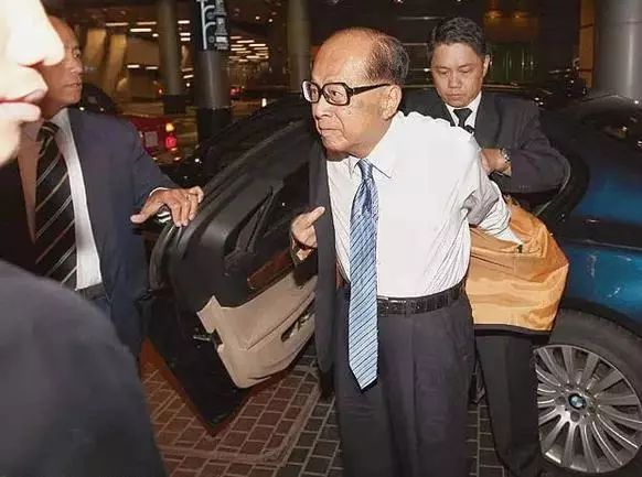 身家千亿的李嘉诚座驾曝光 ,自己坐宝马7系,儿