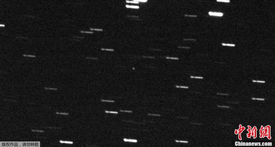 资料图：NASA发布拍摄于2013年2月15日，阿根廷境内的小行星掠过地球的图像。