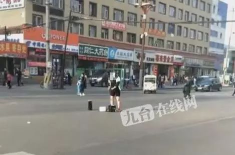 九台头条丨惊!大姐毫不避讳当街换衣!上河湾车