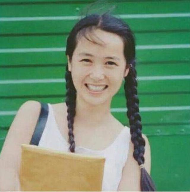 年轻时的徐帆和蒋雯丽一样美得不像话,但冯小刚第一次爱的人是她