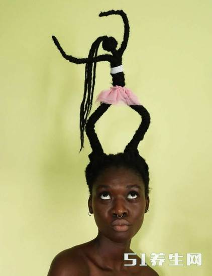 非洲女孩发型搞怪,头发可以玩手机还能弹吉他