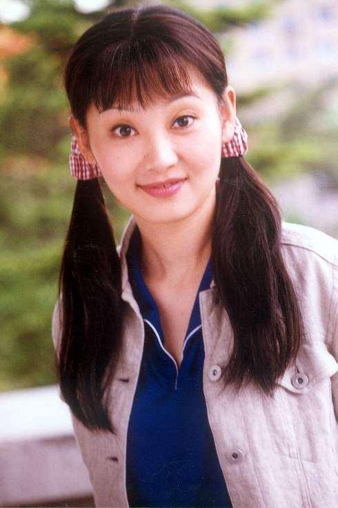 年轻时的徐帆和蒋雯丽一样美得不像话,但冯小刚第一次爱的人是她