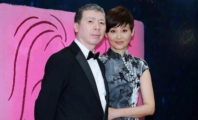 年轻时的徐帆和蒋雯丽一样美得不像话,但冯小刚第一次爱的人是她