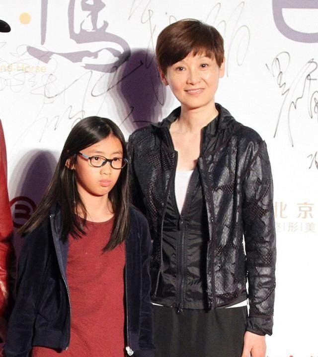 年轻时的徐帆和蒋雯丽一样美得不像话,但冯小刚第一次爱的人是她