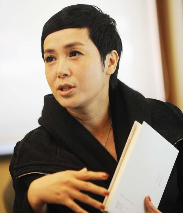 年轻时的徐帆和蒋雯丽一样美得不像话,但冯小刚第一次爱的人是她