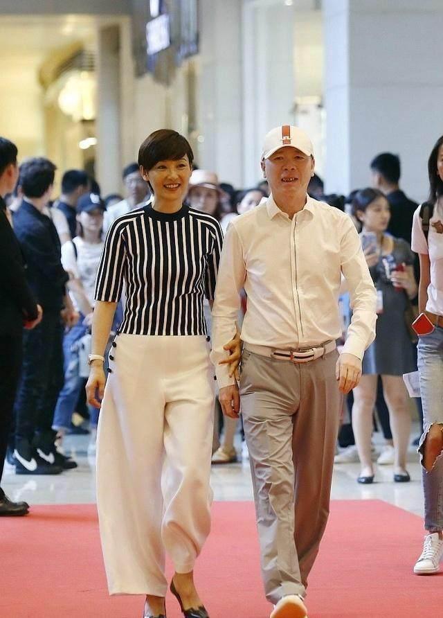 年轻时的徐帆和蒋雯丽一样美得不像话,但冯小刚第一次爱的人是她