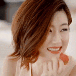 她像一个小太阳,无时无刻露出甜美笑容,给人活力满满的青春少女模样