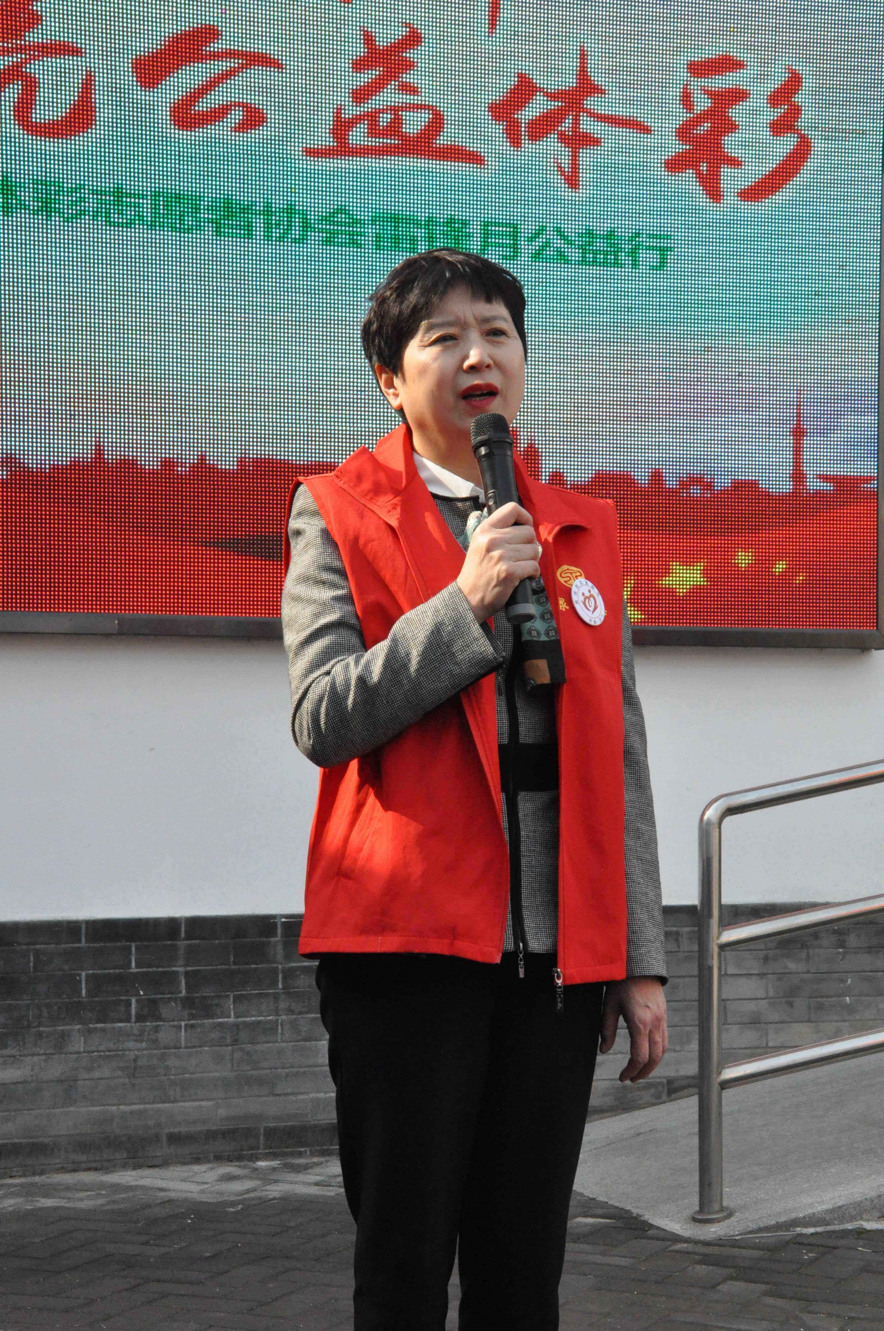 济南市体彩志愿者协会雷锋月公益行活动举行