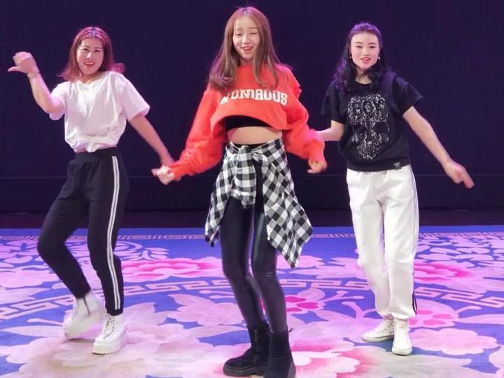 年代感十足的舞蹈,妹子活力舞蹈《粉红色的回