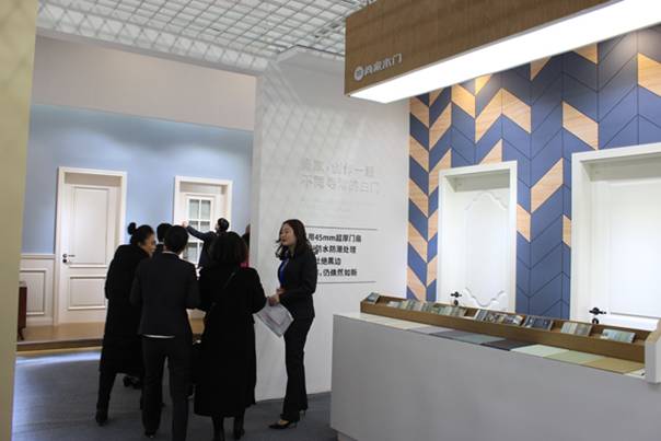 4、尚家白色木门：静放在“万花丛中”那一抹独特的纯白。