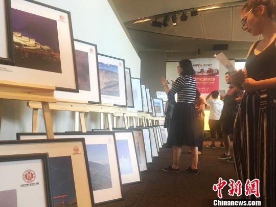 观众在观看中国世界遗产图片。 毕莹 摄 观众在观看中国世界遗产图片。 毕莹 摄