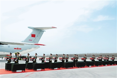 20位在韩志愿军烈士遗骸 由空军专机护送回国