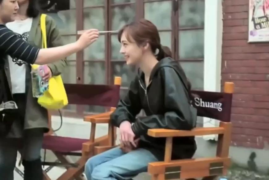 狗狗不知天高地厚跟老虎对峙将其吓退