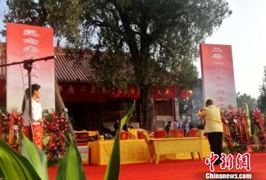 图为代表人士上香敬拜 刘鹏 摄 图为代表人士上香敬拜 刘鹏 摄