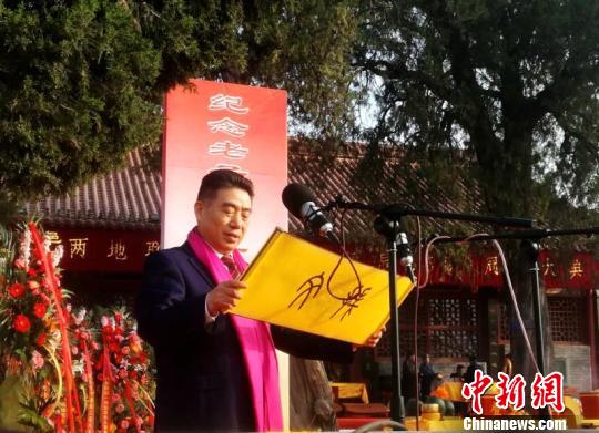 图为企业界代表恭读祭文 刘鹏 摄 图为企业界代表恭读祭文 刘鹏 摄