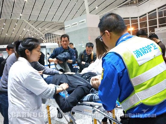 旅客在张家界机场突发急病 多方合力救助