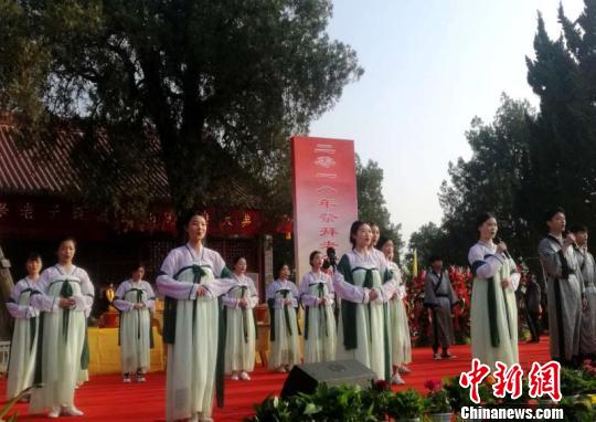 图为拜典现场演出人员齐颂《道德经》 刘鹏 摄 图为拜典现场演出人员齐颂《道德经》 刘鹏 摄