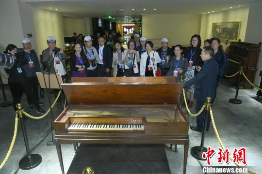 图为钢琴博物馆内展示的各类钢琴。　陈超 摄