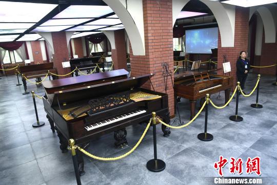 图为钢琴博物馆内展示的各类钢琴。　陈超 摄