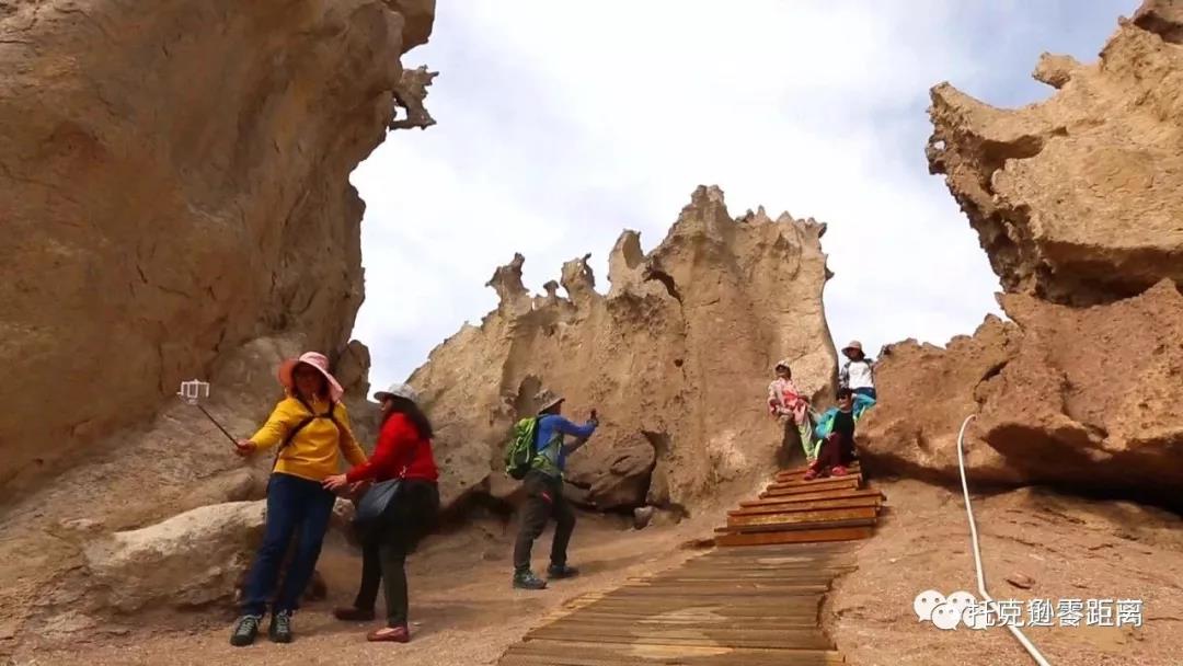 新疆托克逊迎来春季旅游小高峰