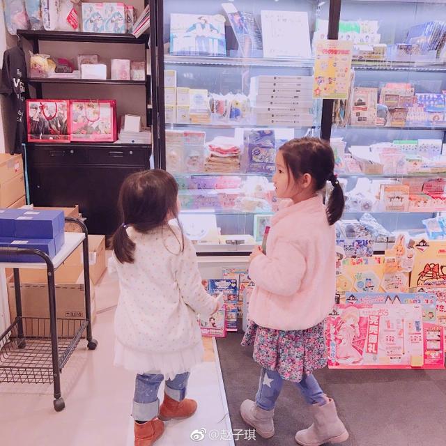 42岁赵子琪两个女儿近照曝光,姐妹俩共用一张脸,基因太强大了!