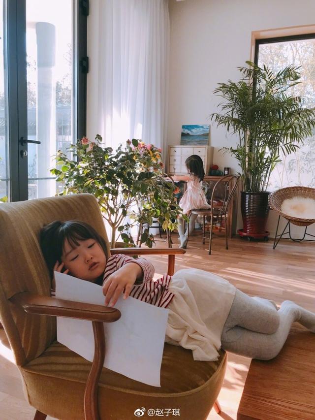 42岁赵子琪两个女儿近照曝光,姐妹俩共用一张脸,基因太强大了!